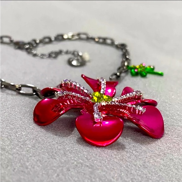 BETSEY JOHNSON Flower Pendant Necklace NWT - Picture 8 of 10